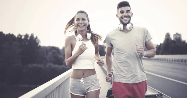 Hombre Atractivo Mujer Hermosa Trotando Juntos Puente —  Fotos de Stock