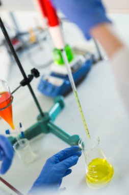 Kimya geliştirme, tıp, eczacılık, biyoloji, biyokimya ve araştırma teknoloji: tablo ile bilimsel kimyasal laboratuvar donatımı