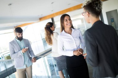 Çekici iş arkadaşlarının ofiste konuştuğu resim