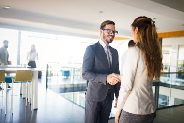 Çekici iş arkadaşlarının ofiste konuştuğu resim