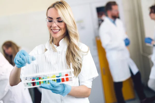 Estudante Feminina Atraente Química Que Trabalha Laboratório — Fotografia de Stock