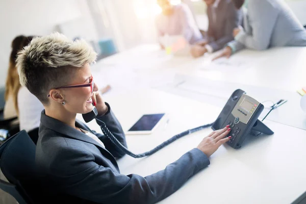 Portrait Femme Affaires Travaillant Sur Ordinateur Dans Bureau Moderne — Photo