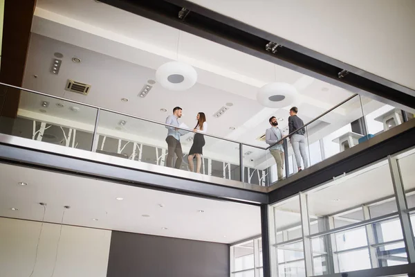 Bild Von Geschäftsleuten Die Gemeinsam Ihrem Unternehmen Diskutieren — Stockfoto