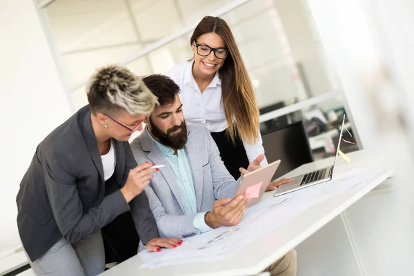 Bild Junger Architekten Gespräch Modernen Büro — Stockfoto