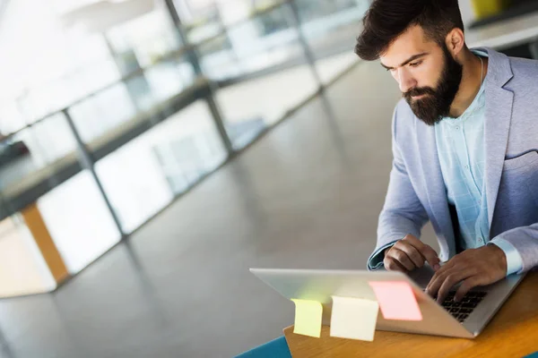 Bonito Homem Negócios Trabalhando Laptop Escritório Moderno — Fotografia de Stock