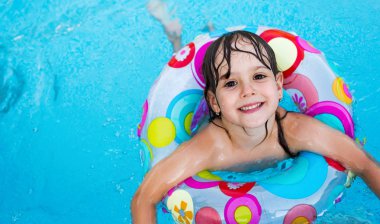 Kayan nokta halka ile Yüzme havuzunda küçük kız