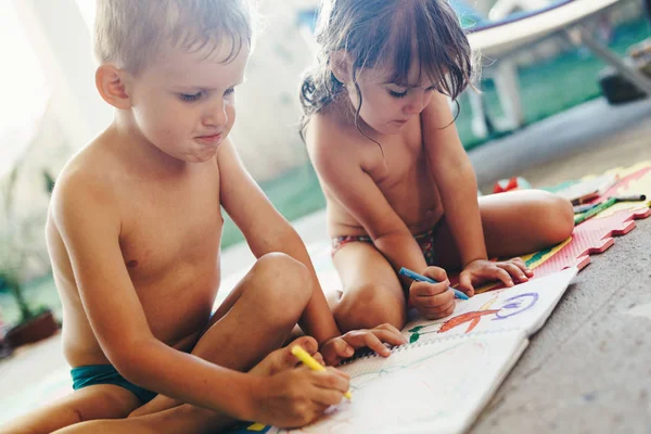Niño y niña dibujando con lápices de colores — Foto de Stock