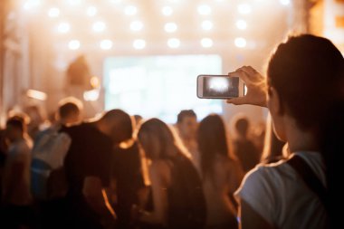 Resim Müzik Festivali'nde insanlar dans partisi