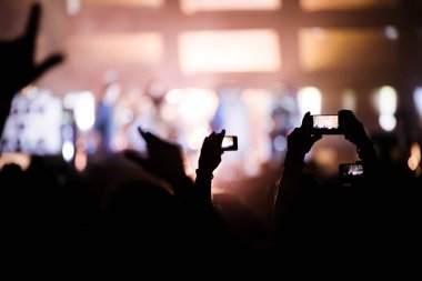 Resim Müzik Festivali'nde insanlar dans partisi