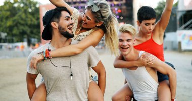Grup genç arkadaşlar eğlenmeye zaman Müzik Festivali