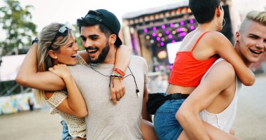 Grup genç arkadaşlar eğlenmeye zaman Müzik Festivali