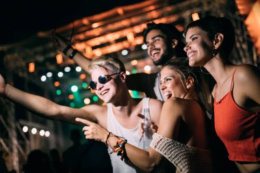 Grup genç arkadaşlar eğlenmeye zaman Müzik Festivali