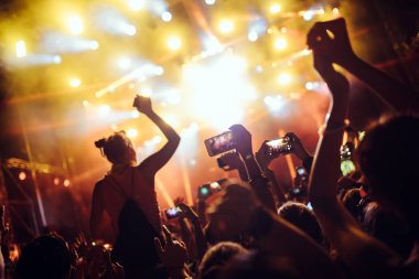 Müzik Festivali'nde zevk mutlu dans kalabalık portresi