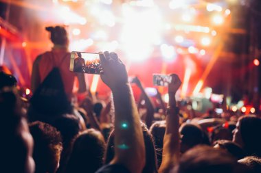 Müzik Festivali'nde zevk mutlu dans kalabalık portresi