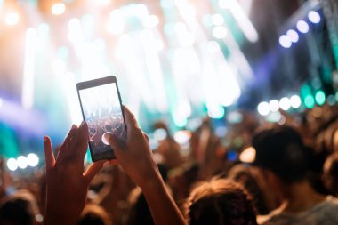 Müzik Festivali'nde zevk mutlu dans kalabalık portresi