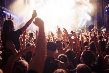 Müzik Festivali'nde zevk mutlu dans kalabalık portresi