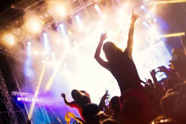 Müzik Festivali'nde zevk mutlu dans kalabalık portresi