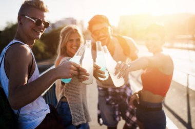 Grup genç kentsel arkadaşıyla birlikte eğleniyor