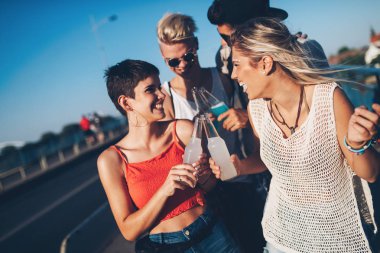 Grup genç kentsel arkadaşıyla birlikte eğleniyor