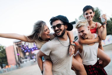 Grup genç arkadaşlar eğlenmeye zaman Müzik Festivali