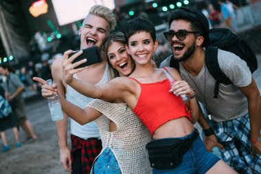 Grup genç arkadaşlar eğlenmeye zaman Müzik Festivali