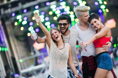 Grup genç arkadaşlar eğlenmeye zaman Müzik Festivali