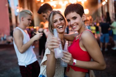 Grup genç arkadaşlar eğlenmeye zaman Müzik Festivali