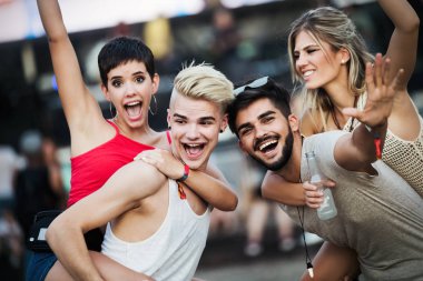 Grup genç arkadaşlar eğlenmeye zaman Müzik Festivali