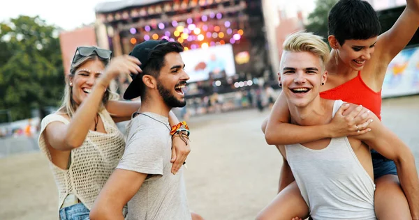 Grupo Jóvenes Amigos Que Divierten Festival Música — Foto de Stock