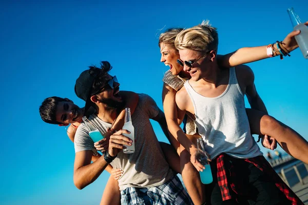 Grupo Jóvenes Amigos Urbanos Divirtiéndose Juntos — Foto de Stock