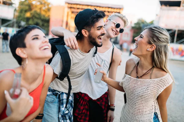 Grupp Unga Vänner Att Kul Tid Musikfestival — Stockfoto