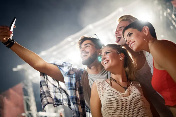 Grupo Jóvenes Amigos Que Divierten Festival Música — Foto de Stock