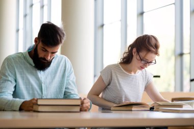 Üniversite kampüsünde birkaç mutlu öğrenci.