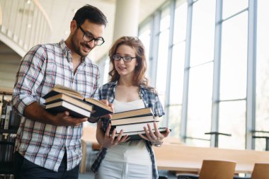 mutlu öğrenciler iki okul Kütüphanesi sonra kitap hakkında tartışma var