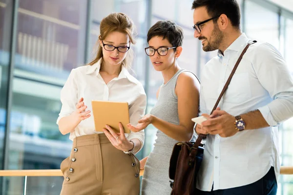 Colaboración Análisis Empresarios Que Trabajan Oficina Negocios — Foto de Stock