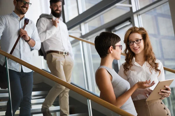 Zakelijke Collega Bespreken Nieuwe Ideeën Brainstormen Een Modern Kantoor — Stockfoto