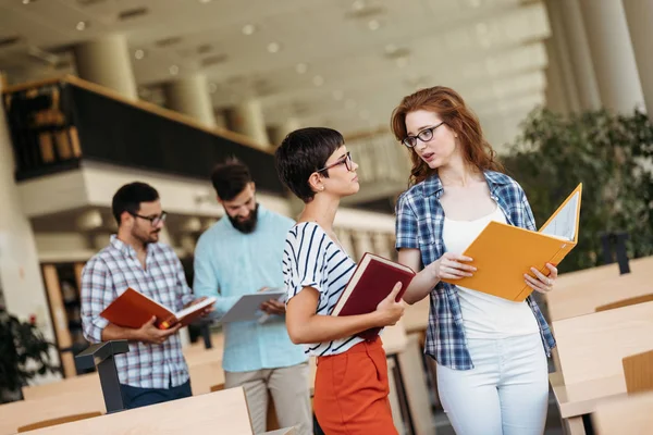 Allievi Felici Coppia Nella Biblioteca Scolastica Hanno Discussione Sui Libri — Foto Stock