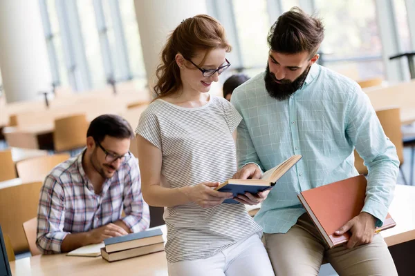 Grupa Studentów Omawiając Bibliotece Uniwersyteckiej — Zdjęcie stockowe