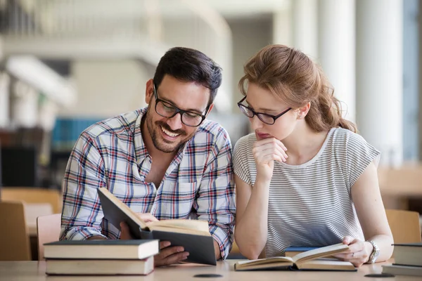 Mujer Joven Hombre Estudiando Para Examen Personas Aprendizaje Educación Concepto —  Fotos de Stock