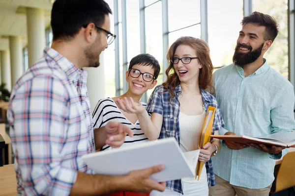 Gruppo Giovani Studenti Che Studiano Esame Biblioteca — Foto Stock