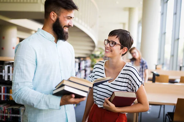 Mujer Joven Hombre Estudiando Para Examen Personas Aprendizaje Educación Concepto — Foto de Stock