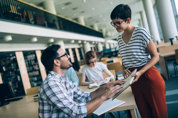 Mujer Joven Hombre Estudiando Para Examen Personas Aprendizaje Educación Concepto —  Fotos de Stock