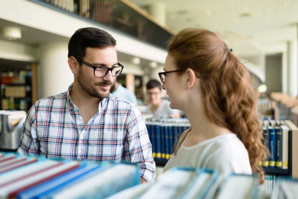 Grupo Estudiantes Discutiendo Biblioteca Universitaria — Foto de Stock