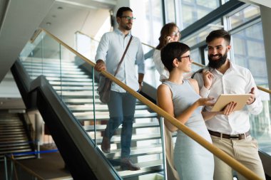 İş arkadaşları yeni fikirleri tartışıyor ve modern bir ofiste beyin fırtınası yapıyorlar.