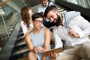 İş arkadaşları yeni fikirleri tartışıyor ve modern bir ofiste beyin fırtınası yapıyorlar.