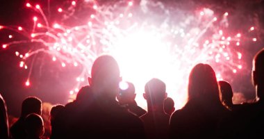 Kalabalık havai fişekleri izliyor ve geceleri kutlama yapıyor.