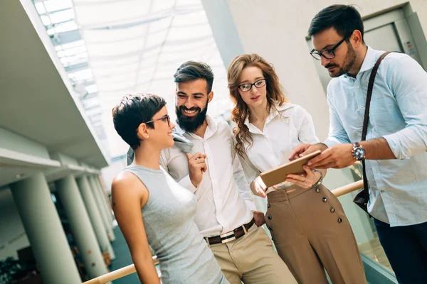 Compañeros Negocios Felices Oficina Moderna Usando Tableta — Foto de Stock