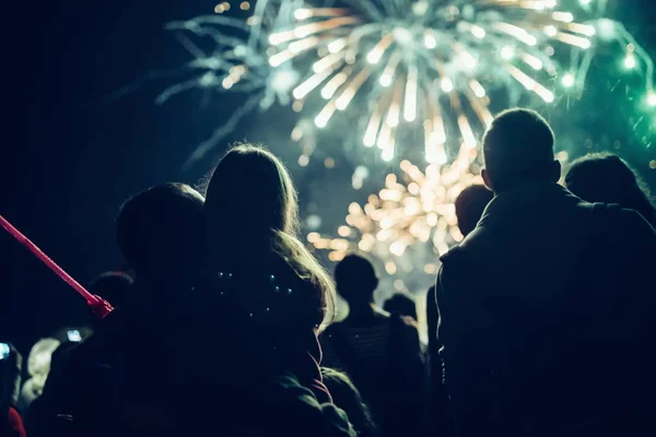 Multidão Assistindo Fogos Artifício Celebrando Noite — Fotografia de Stock