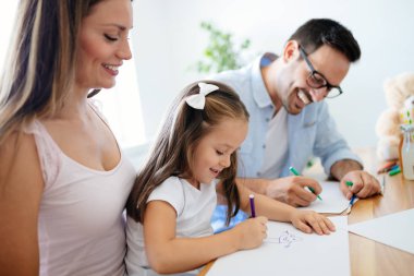 Birlikte mutlu ailesi harcama eğlenceli zaman evde