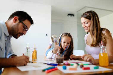Birlikte mutlu ailesi harcama eğlenceli zaman evde